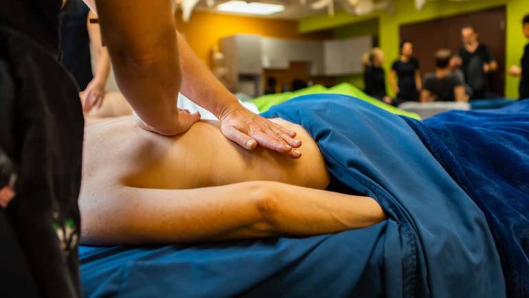 Le massage californien : une démarche psychocorporelle